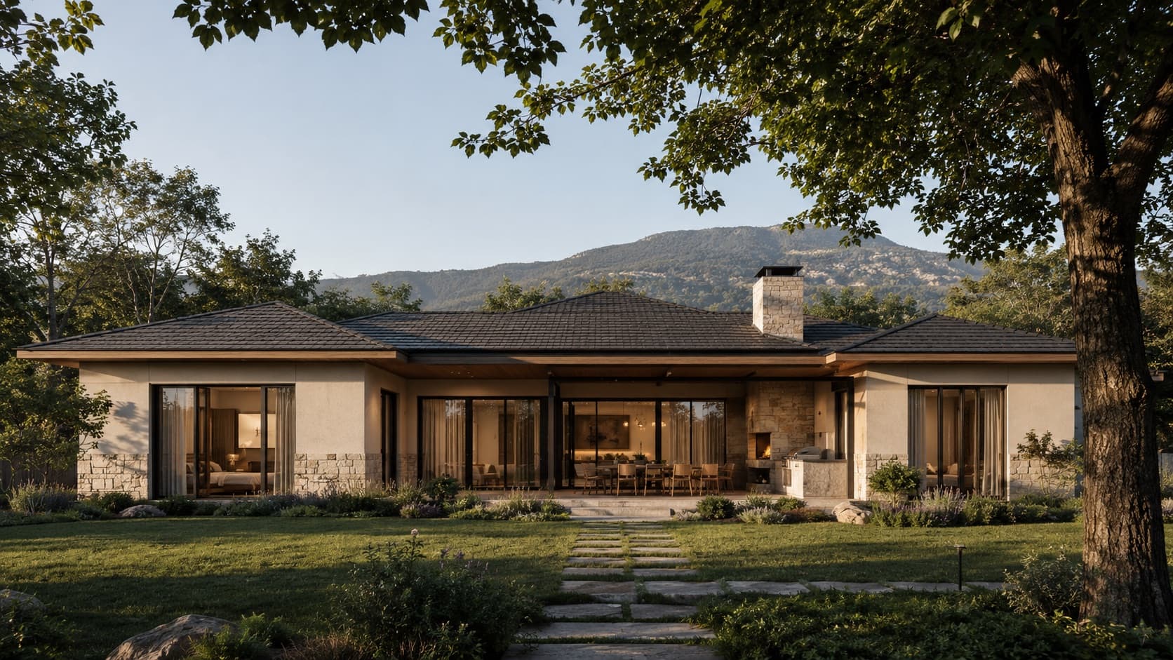 LIVA Homes ALAZANI 130 საღამოს: ერთსართულიანი სახლი ქვის ცოკოლით, დიდი ვიტრაჟებითა და გადახურული ტერასით, მთების ფონზე